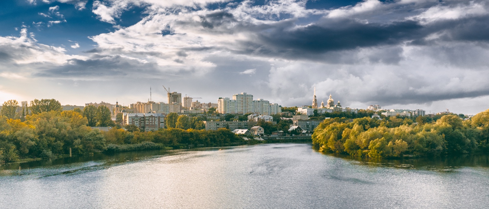 Пенза: река Сура и исторический центр города со Свердловского моста; на горизонте колокольня и купола собора, по берегам осенние деревья